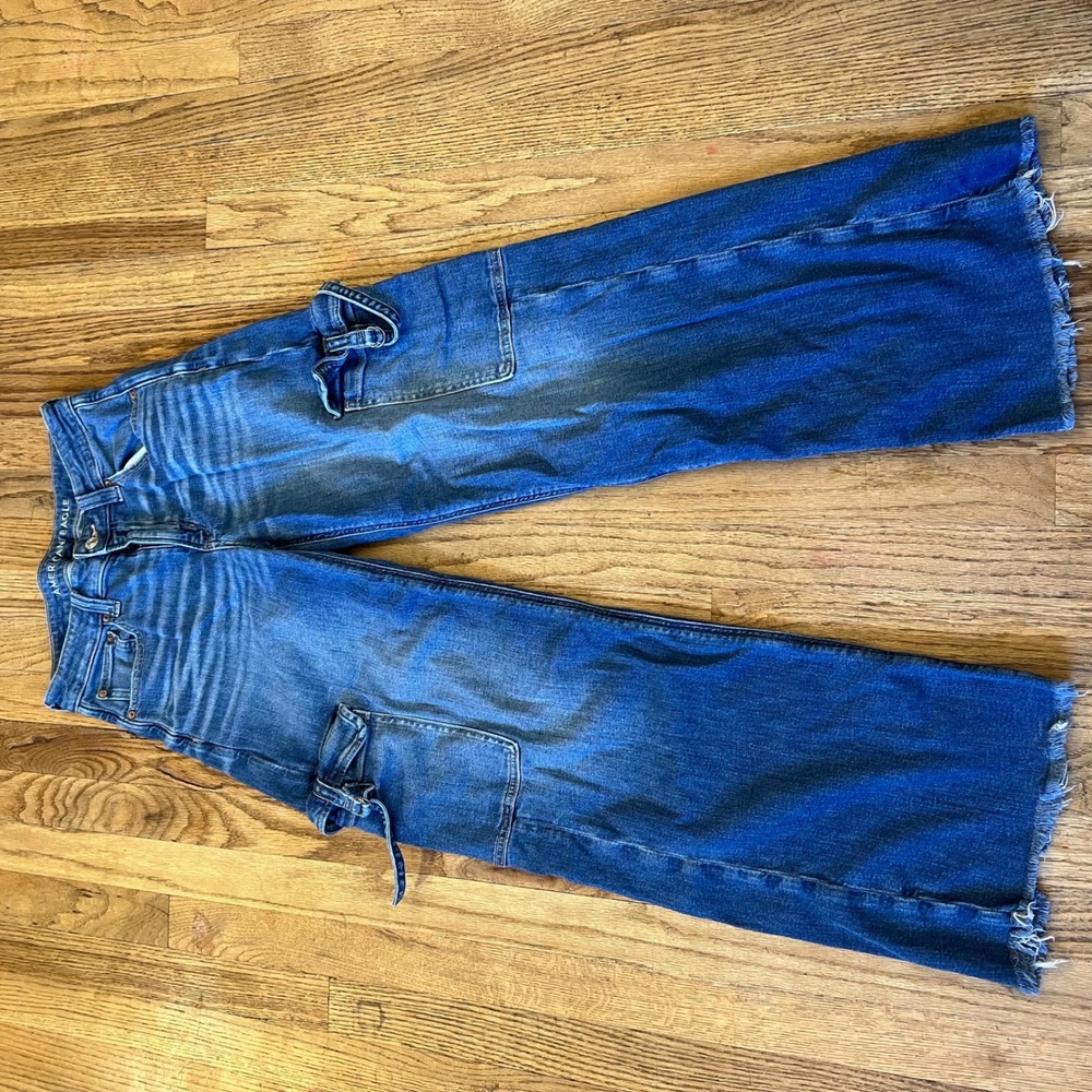 American Eagle Women 2 Wide Leg Cargo Jeans Medium Wash Raw Hem Stretch Denim